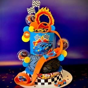 Торт с гоночным треком в стиле Hot Wheels (Анастасия Политыкина)