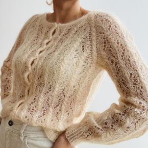 [Вяжи.ру, kolibri by johanna] Gerardina Cardigan - нежный мохеровый кардиган с ажурным узором и косами на реглане (2026)