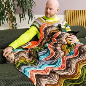 [Вяжи.ру, Stephen West] Вязаный спицами плед Brioripple Blanket двухцветной резинкой бриошь (2026)